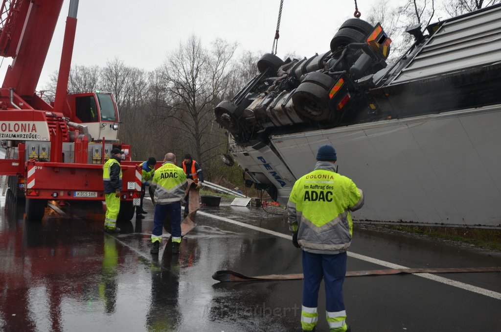 VU LKW umgestuerzt A 3 Rich Frankfurt AS Koenigsforst P401.JPG - Miklos Laubert